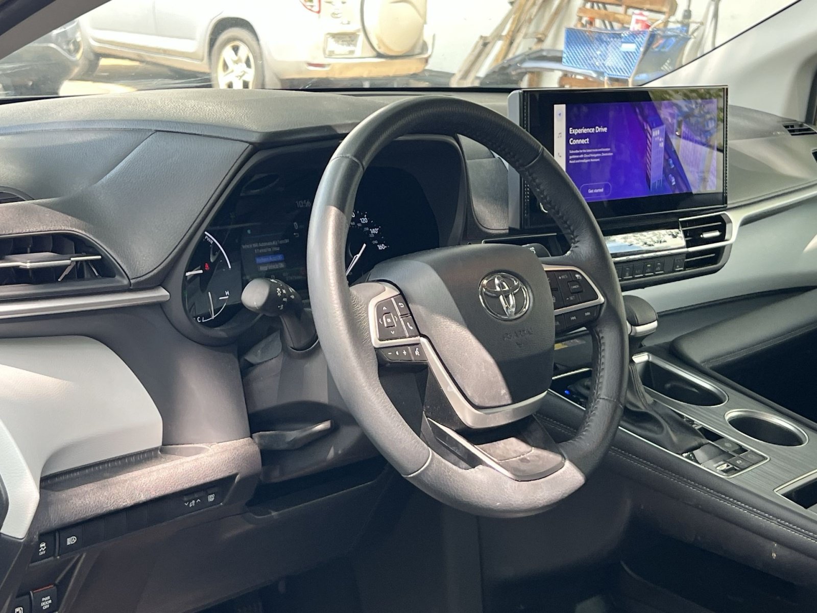 Used 2025 Toyota Sienna XLE AWD/4WD image 14