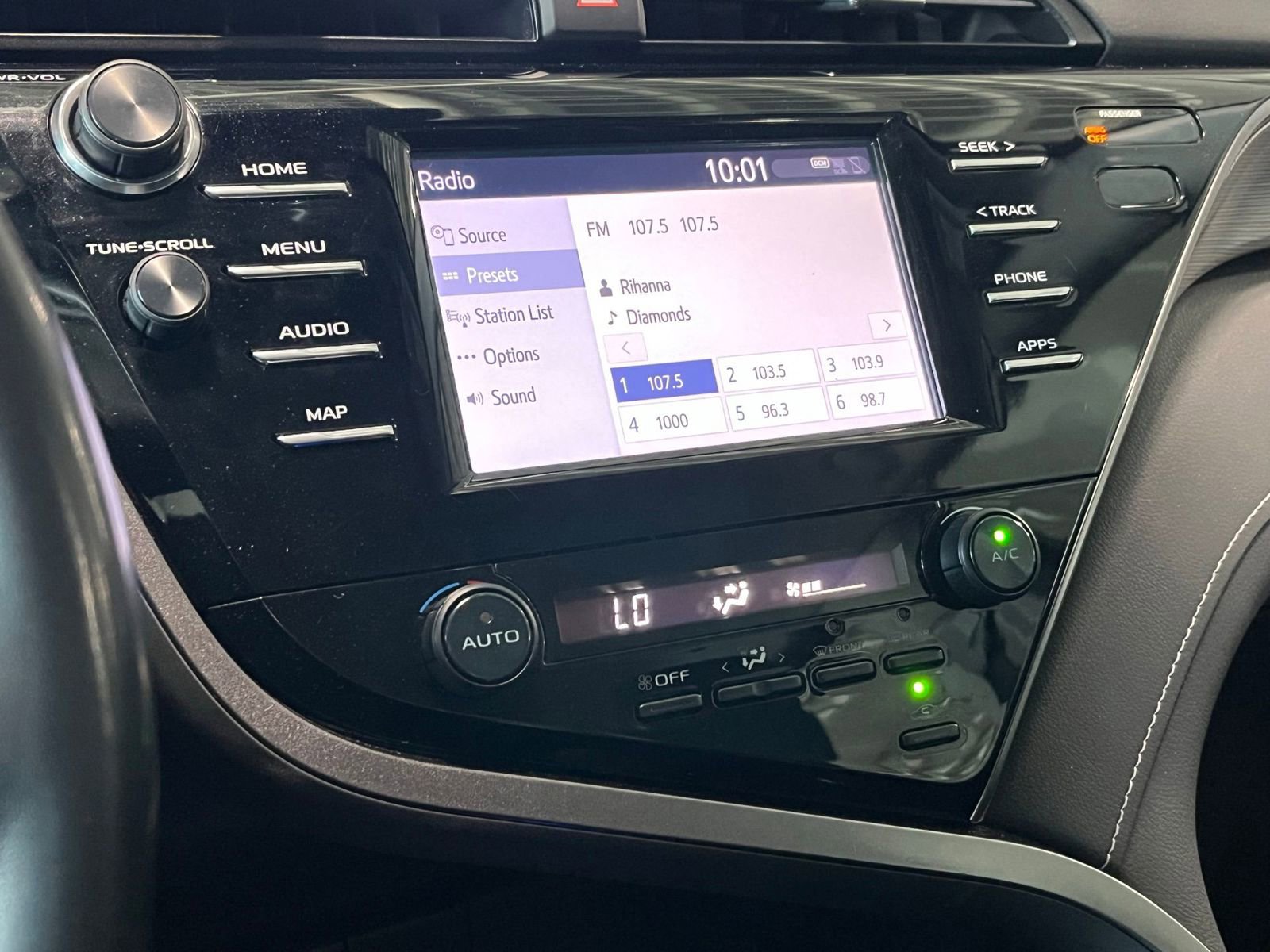 Used 2019 Toyota Camry SE FWD image 18