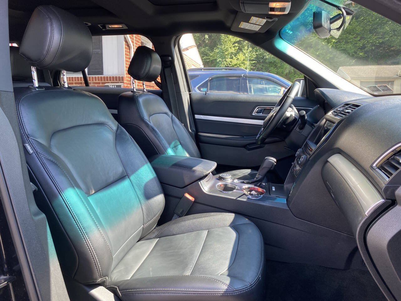 Used 2017 Ford Explorer XLT w/ Equipment Group 202A AWD/4WD image 20