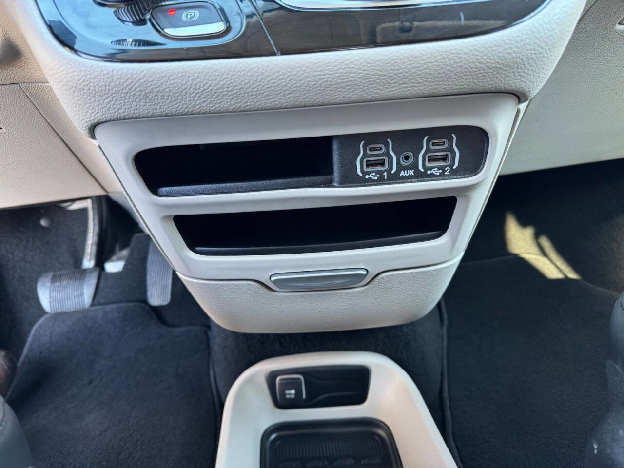Used 2024 Chrysler Pacifica Limited image 28