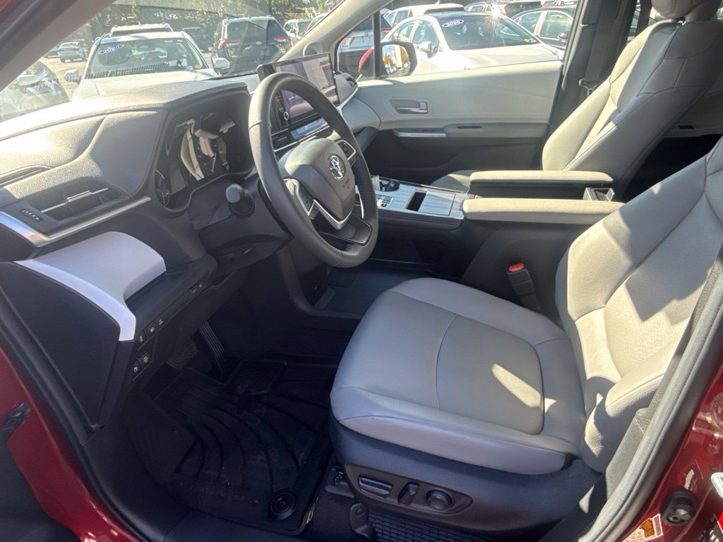 Certified 2026 Toyota Sienna XLE FWD image 14