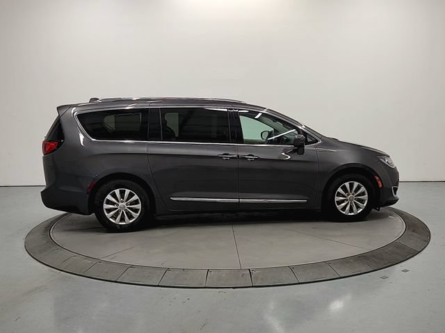 Used 2018 Chrysler Pacifica Touring-L FWD image 9