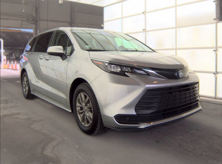 Used 2024 Toyota Sienna LE FWD image 4