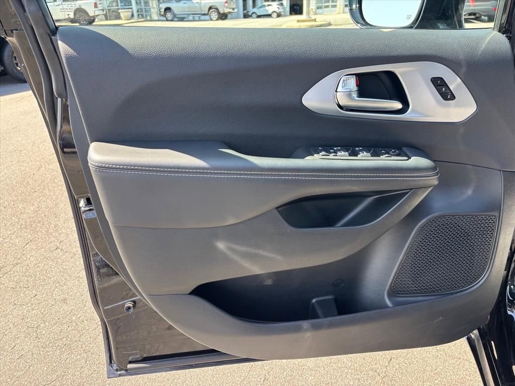 Used 2025 Chrysler Pacifica Limited image 11
