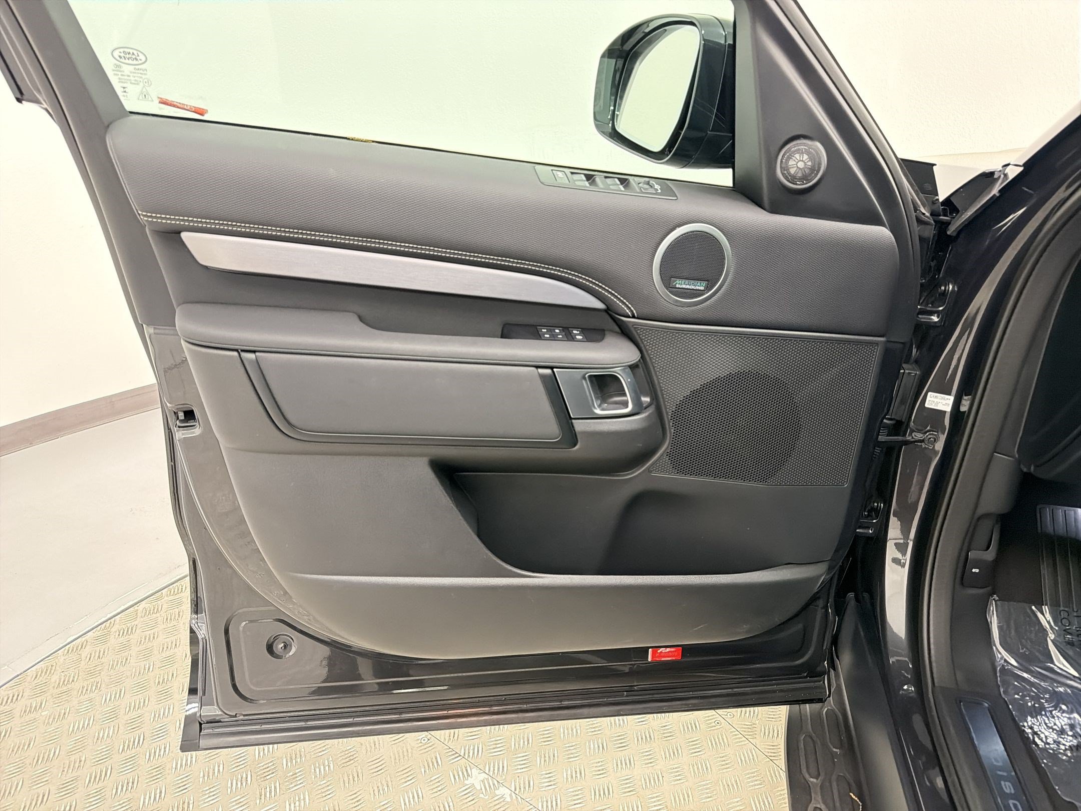 Certified 2025 Land Rover Discovery Dynamic SE AWD/4WD image 18
