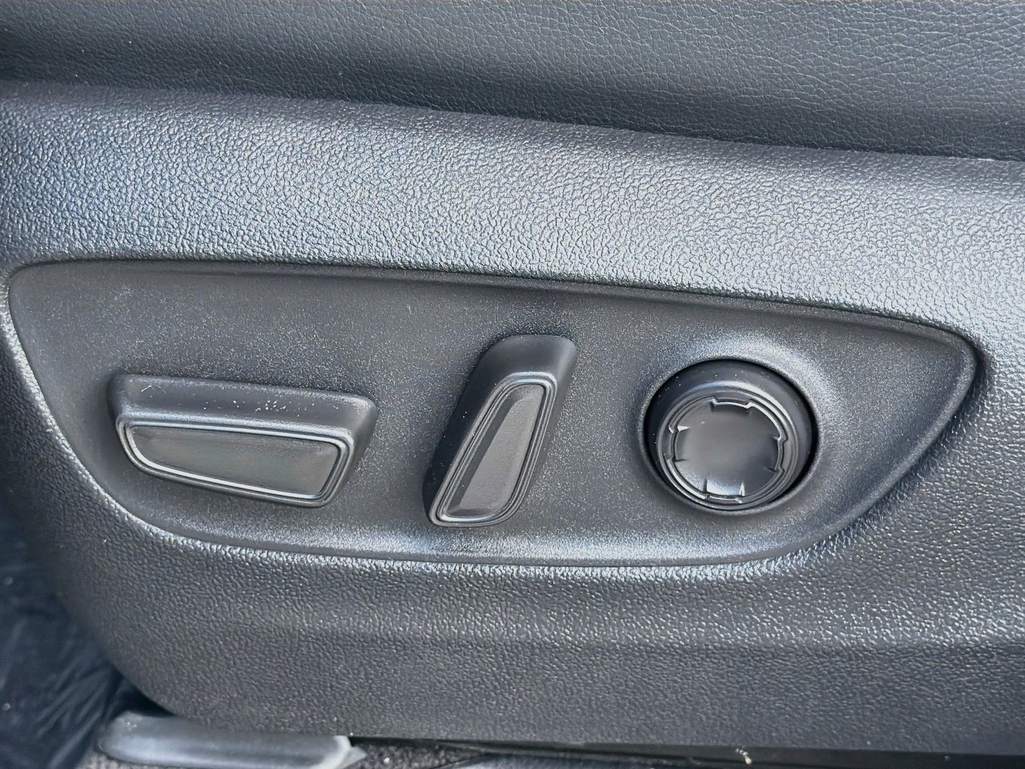 Used 2025 Toyota Sienna Platinum AWD/4WD image 24