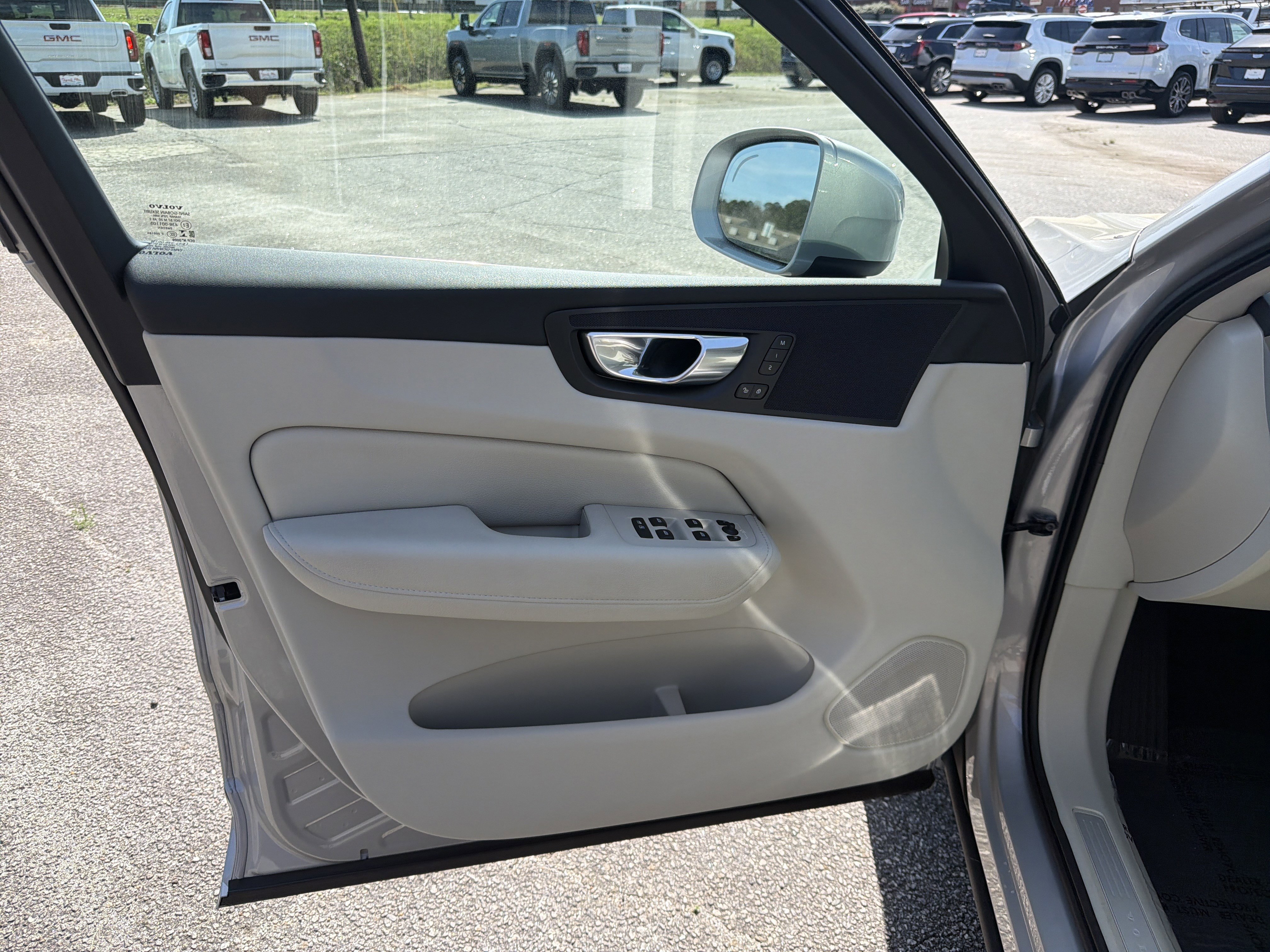 Used 2022 Volvo XC60 B5 Momentum image 12