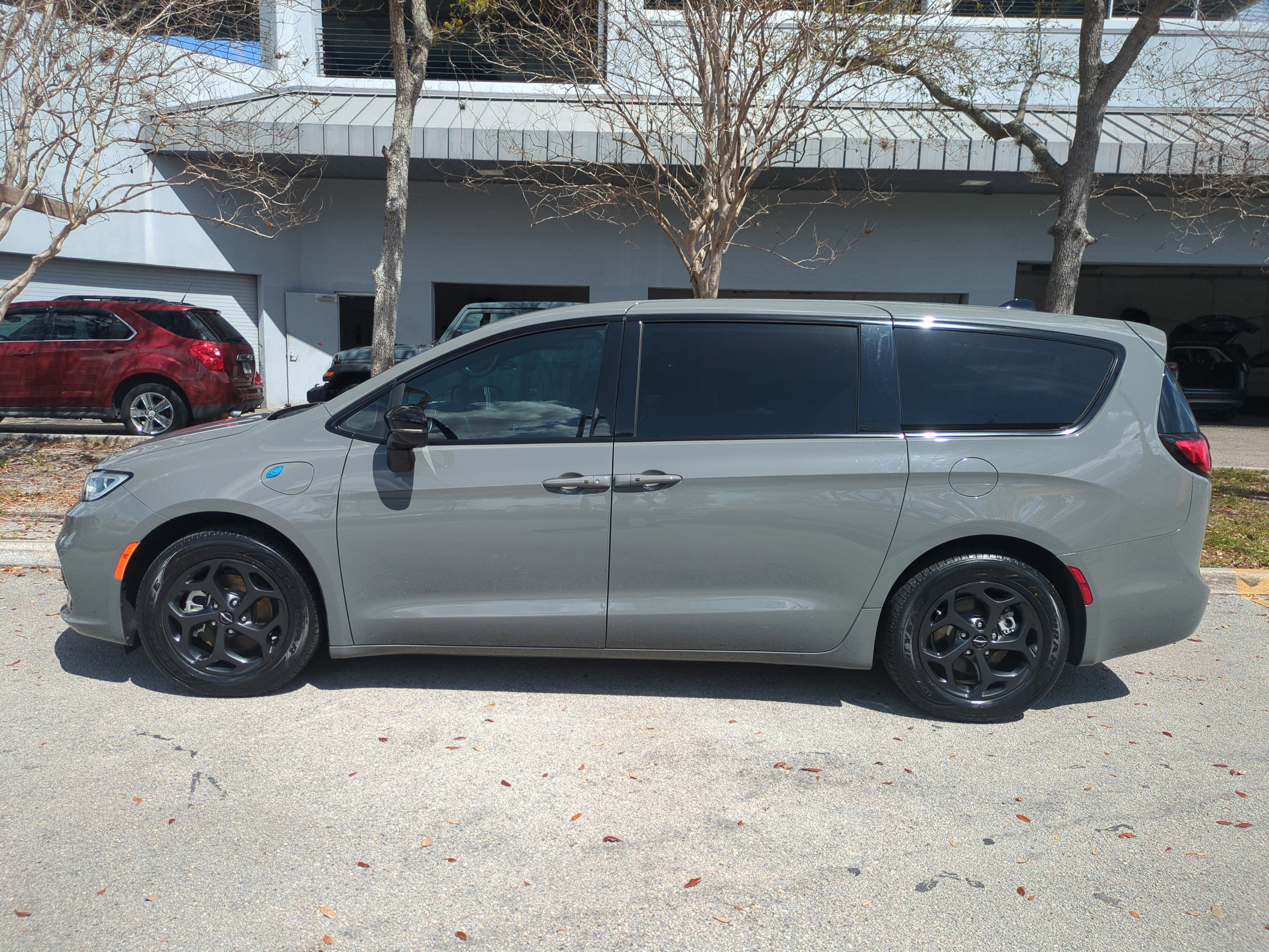 Certified 2023 Chrysler Pacifica Limited w/ Uconnect Theater Family Group image 8