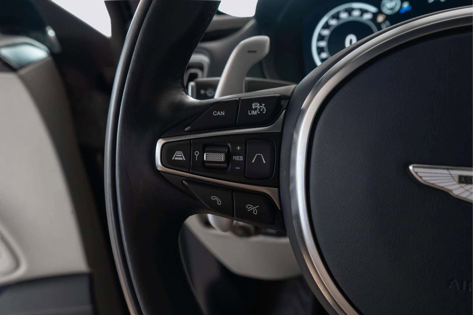 Used 2023 Aston Martin DBX AWD/4WD image 28