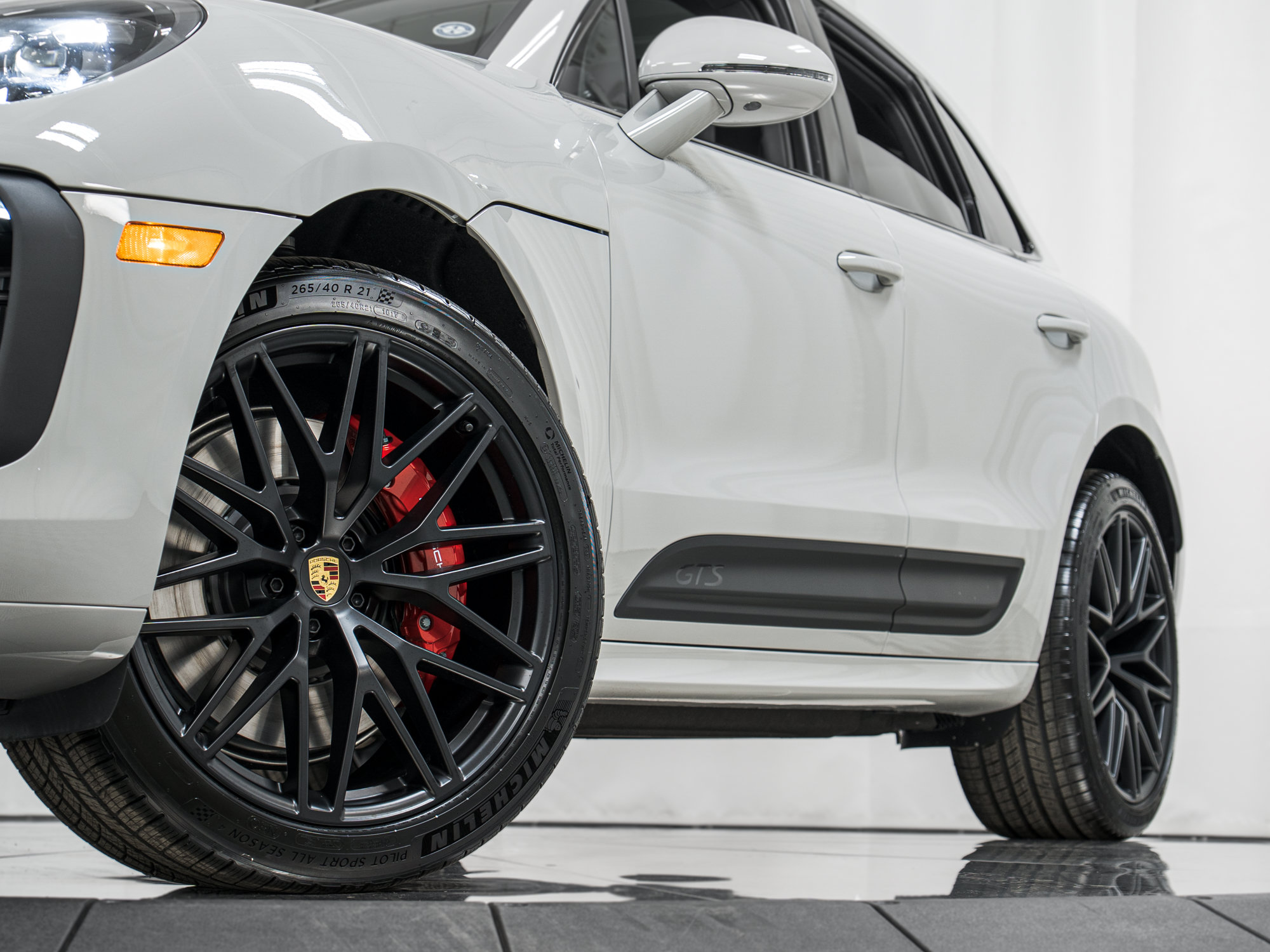 Used 2026 Porsche Macan GTS AWD/4WD image 33