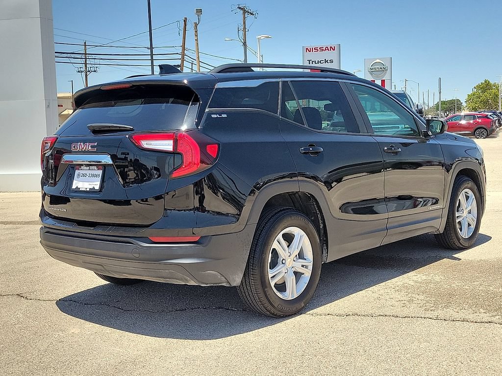 Used 2024 GMC Terrain SLE w/ Driver Convenience Package FWD image 4