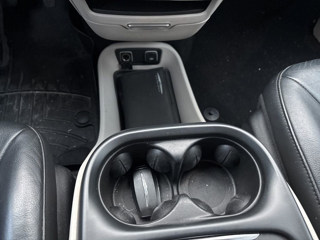 Used 2018 Chrysler Pacifica Touring-L image 18