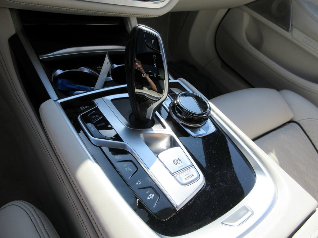 Used 2020 BMW 745e xDrive AWD/4WD image 30