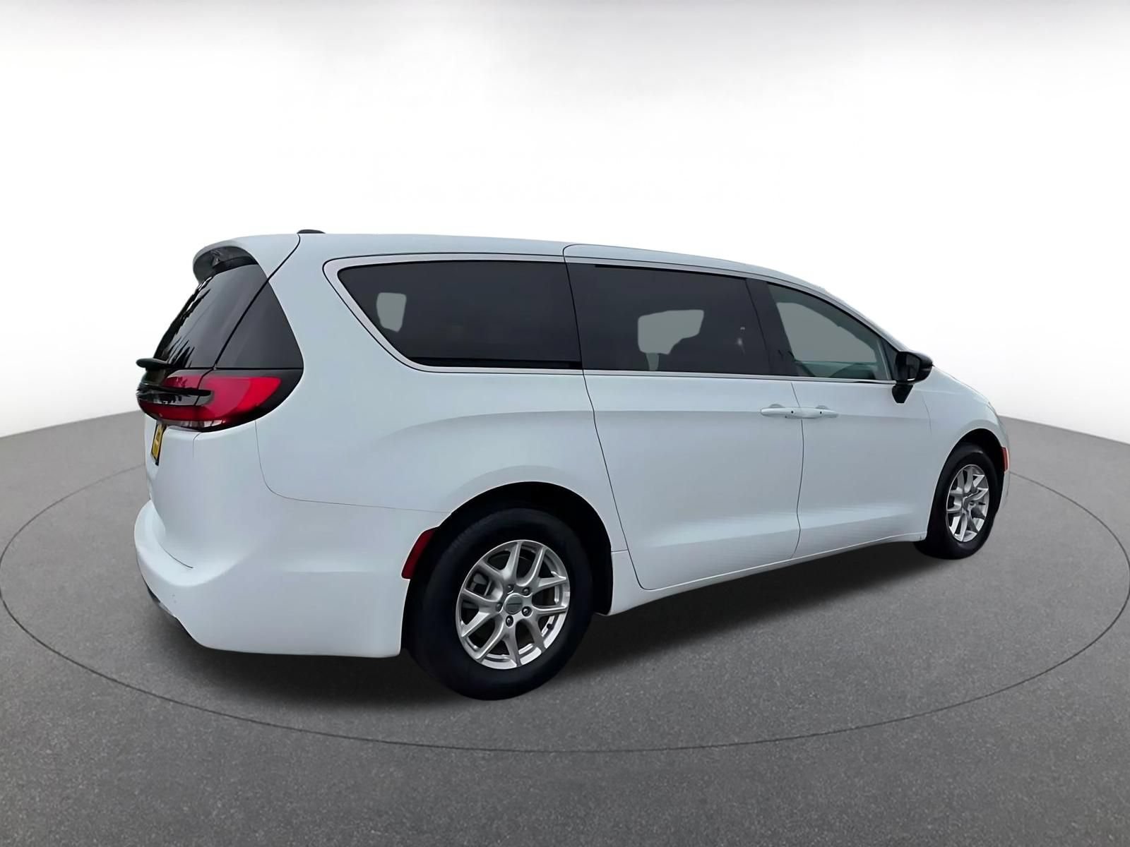 Used 2025 Chrysler Pacifica Select FWD image 13