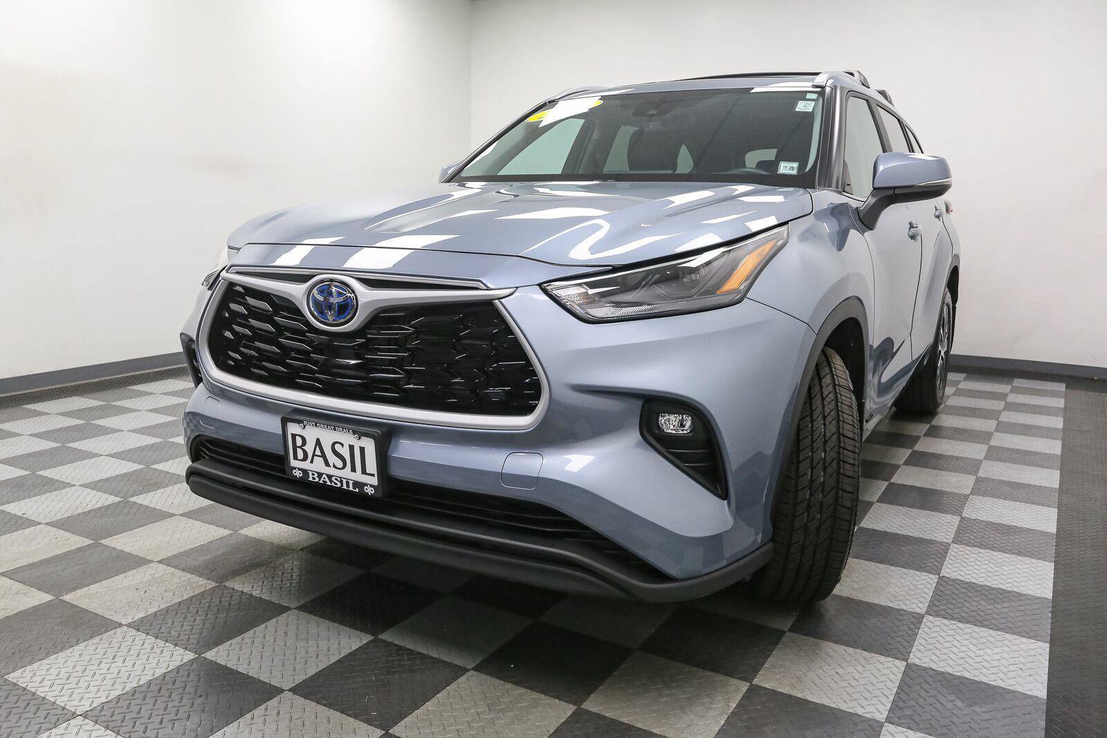 Used 2023 Toyota Highlander XLE AWD/4WD image 4