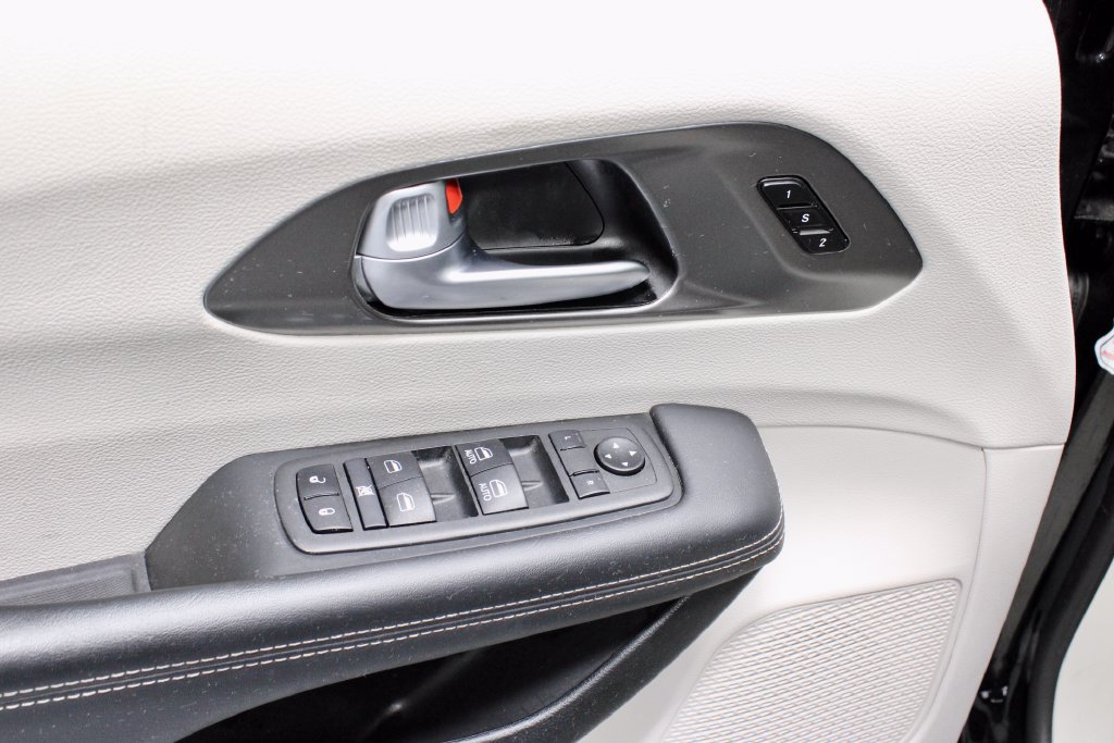 Used 2024 Chrysler Pacifica Touring-L FWD image 24