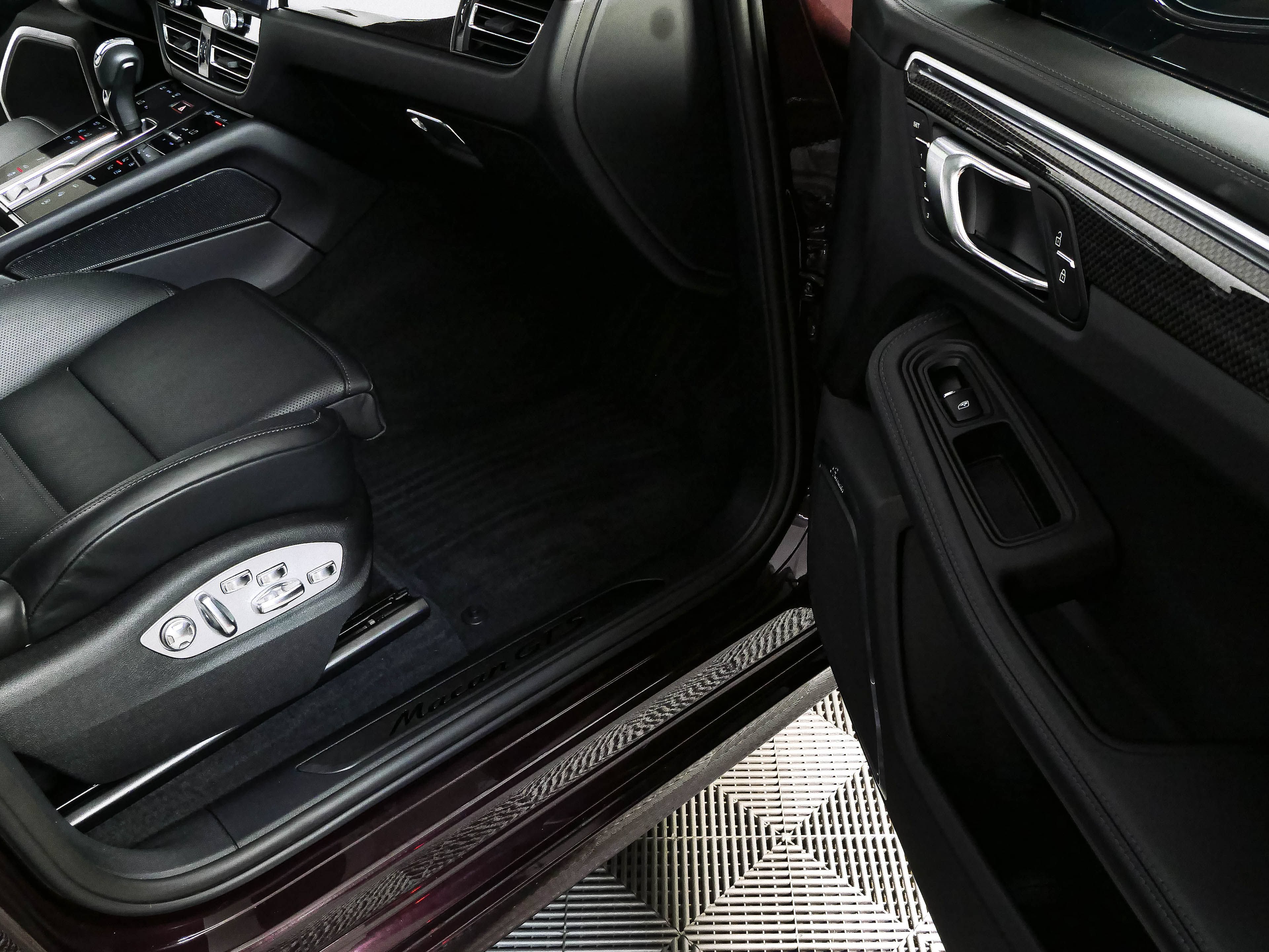 Certified 2024 Porsche Macan GTS AWD/4WD image 25