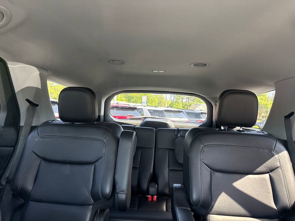 Used 2024 Ford Explorer XLT w/ Equipment Group 202A AWD/4WD image 43