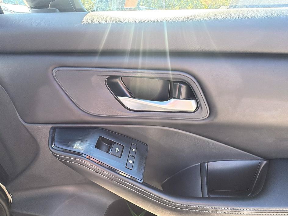 Certified 2025 Nissan Rogue SV FWD image 26