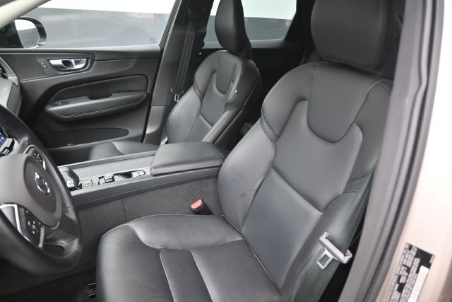 Used 2025 Volvo XC60 B5 Core AWD/4WD image 33
