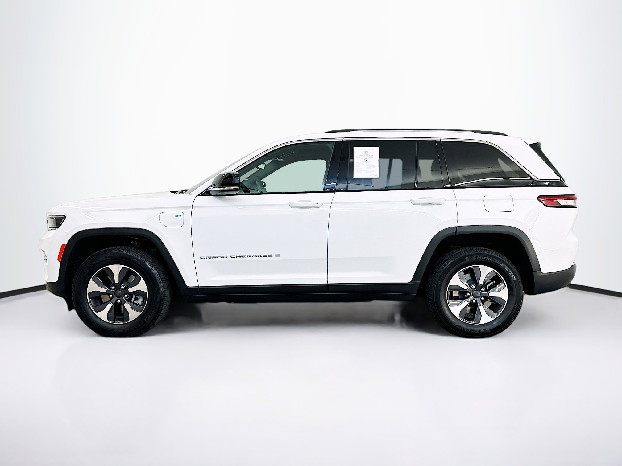 Used 2023 Jeep Grand Cherokee 4WD 4xe image 4