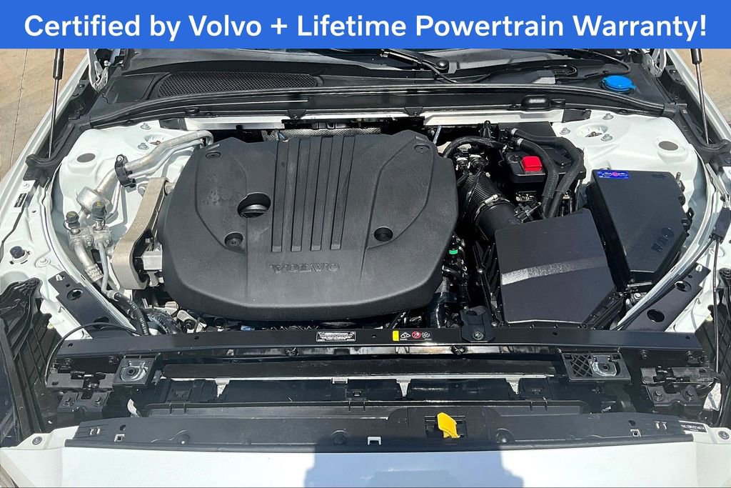 Used 2025 Volvo V60 B5 Cross Country Plus image 13
