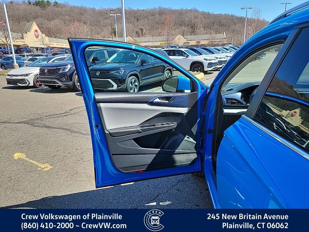 Certified 2023 Volkswagen Taos SE w/ Panoramic Sunroof Package AWD/4WD image 38