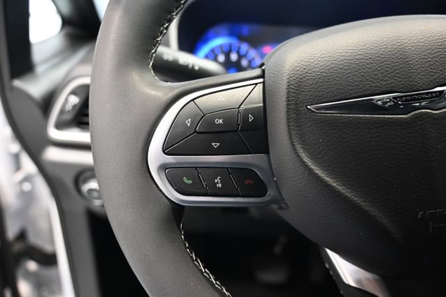 Used 2025 Chrysler Pacifica Select image 22