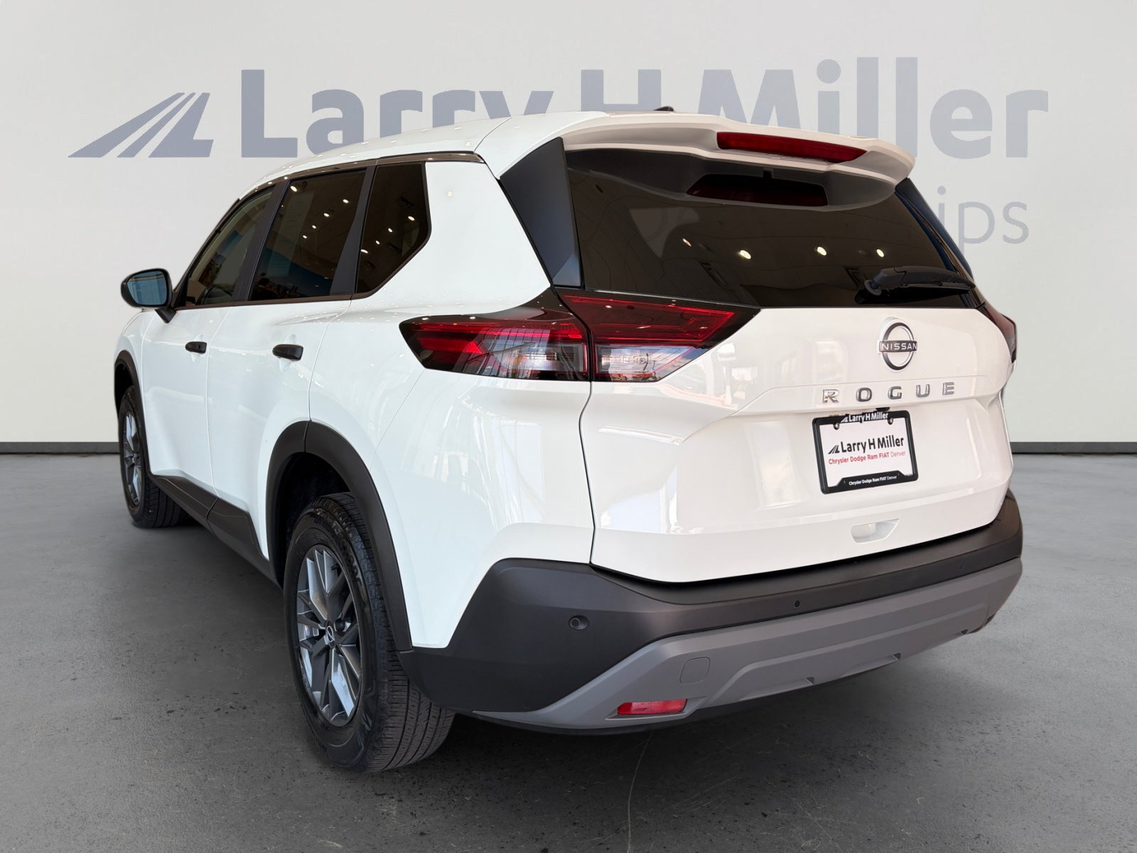 Used 2023 Nissan Rogue S FWD image 3