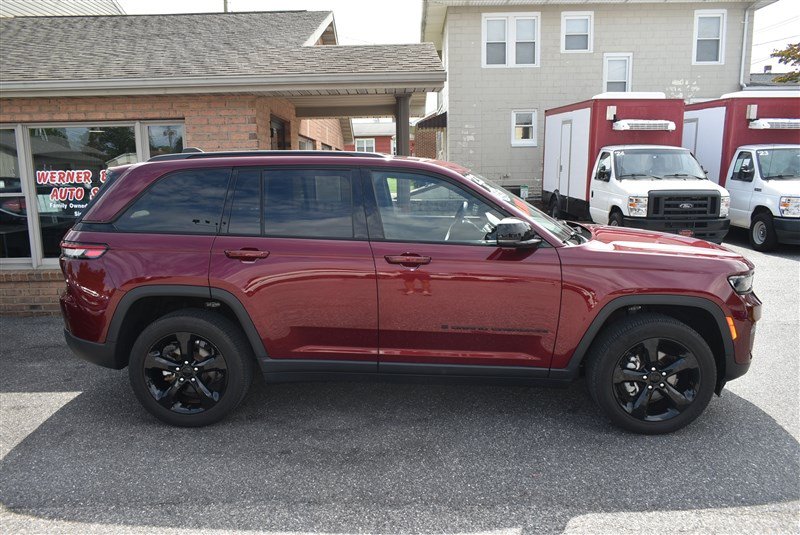Used 2023 Jeep Grand Cherokee Altitude AWD/4WD image 2
