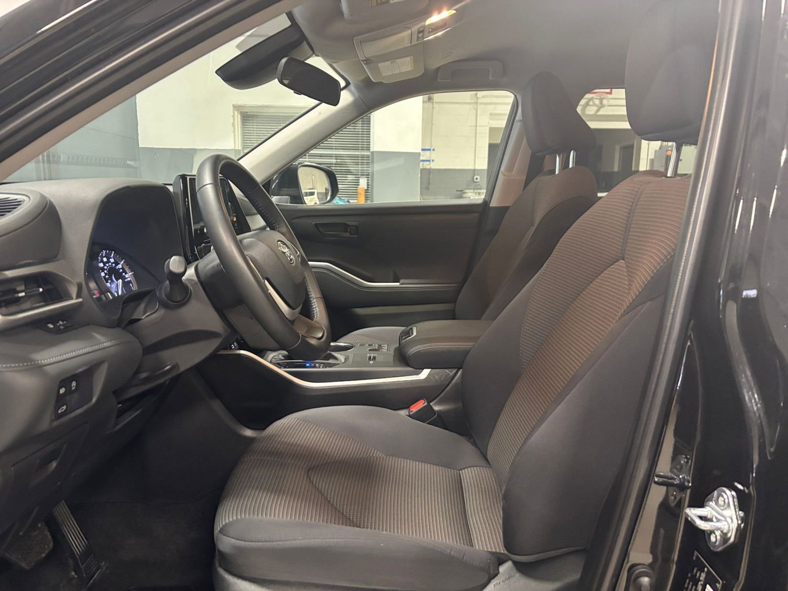 Used 2025 Toyota Highlander LE image 39