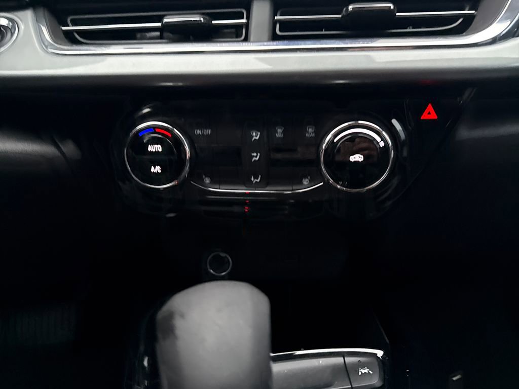 Used 2025 Chevrolet Trax LT w/ LT Convenience Package image 21