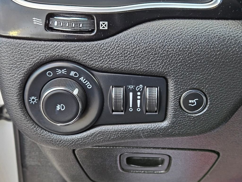 Used 2023 Jeep Cherokee Altitude Lux image 25