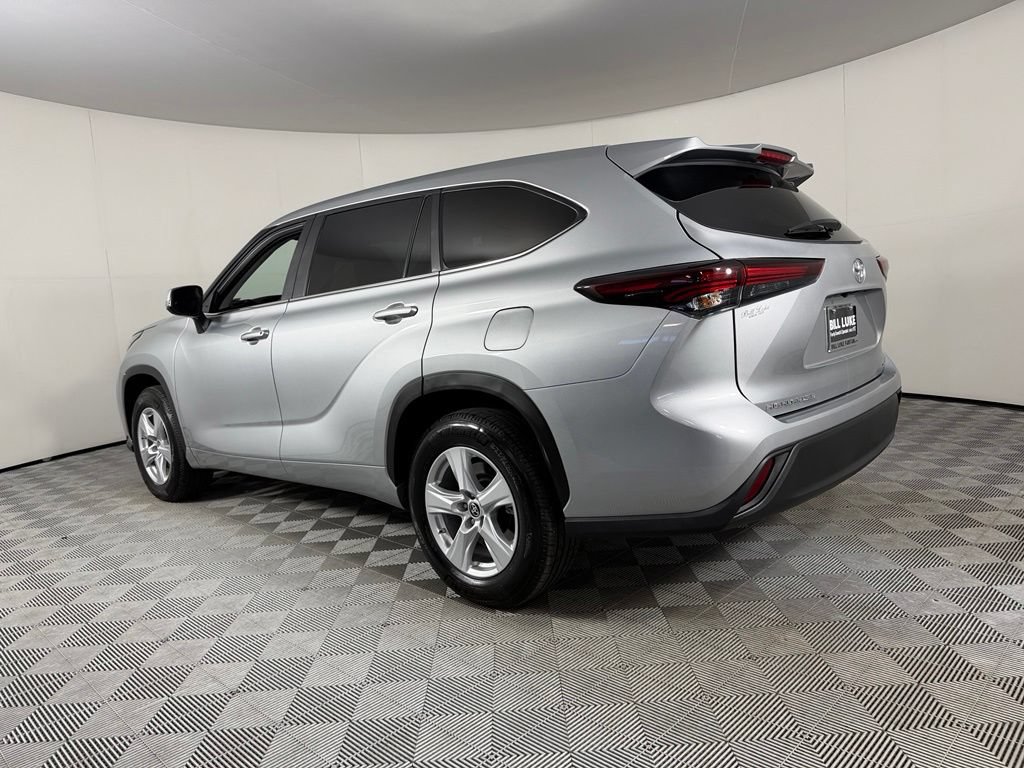 Used 2025 Toyota Highlander LE FWD image 8