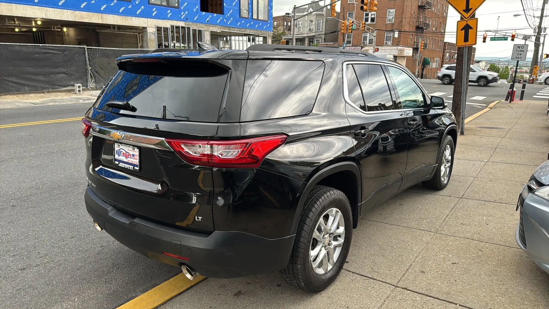 Used 2021 Chevrolet Traverse LT image 6