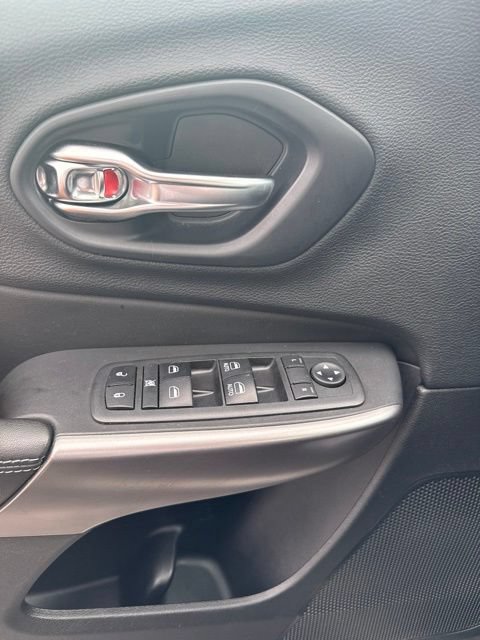 Used 2019 Jeep Cherokee Latitude Plus w/ Cold Weather Group AWD/4WD image 20