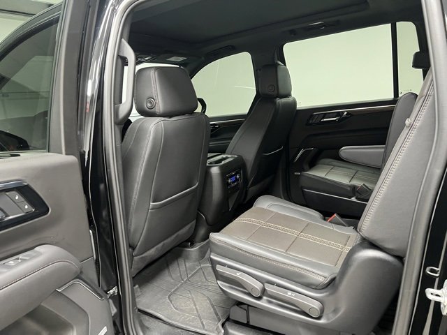 Used 2025 Chevrolet Suburban High Country image 39