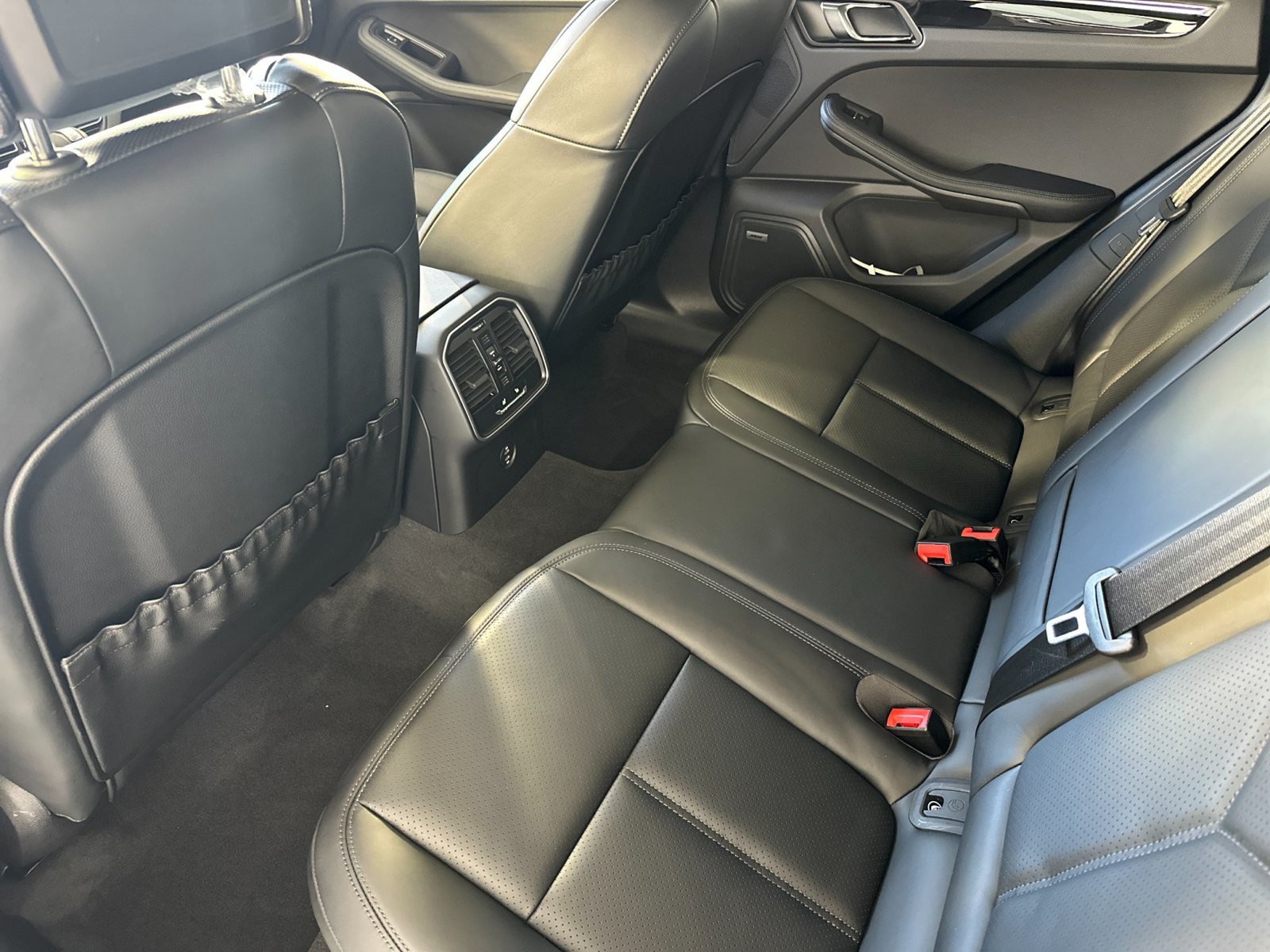 Certified 2026 Porsche Macan AWD/4WD image 14