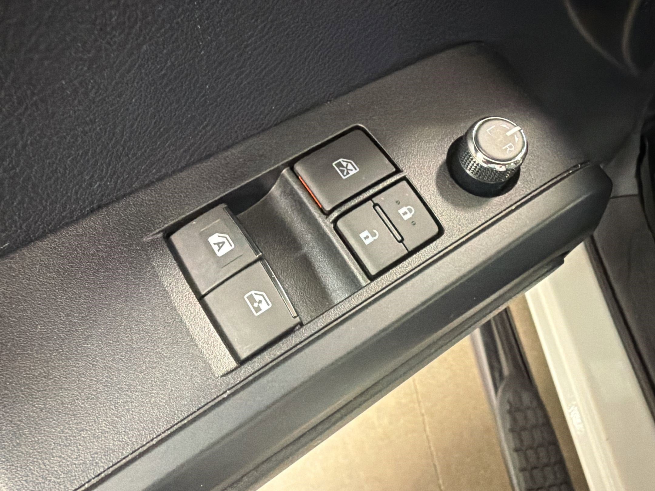 Used 2018 Toyota Tacoma SR w/ SR Convenience Package image 11