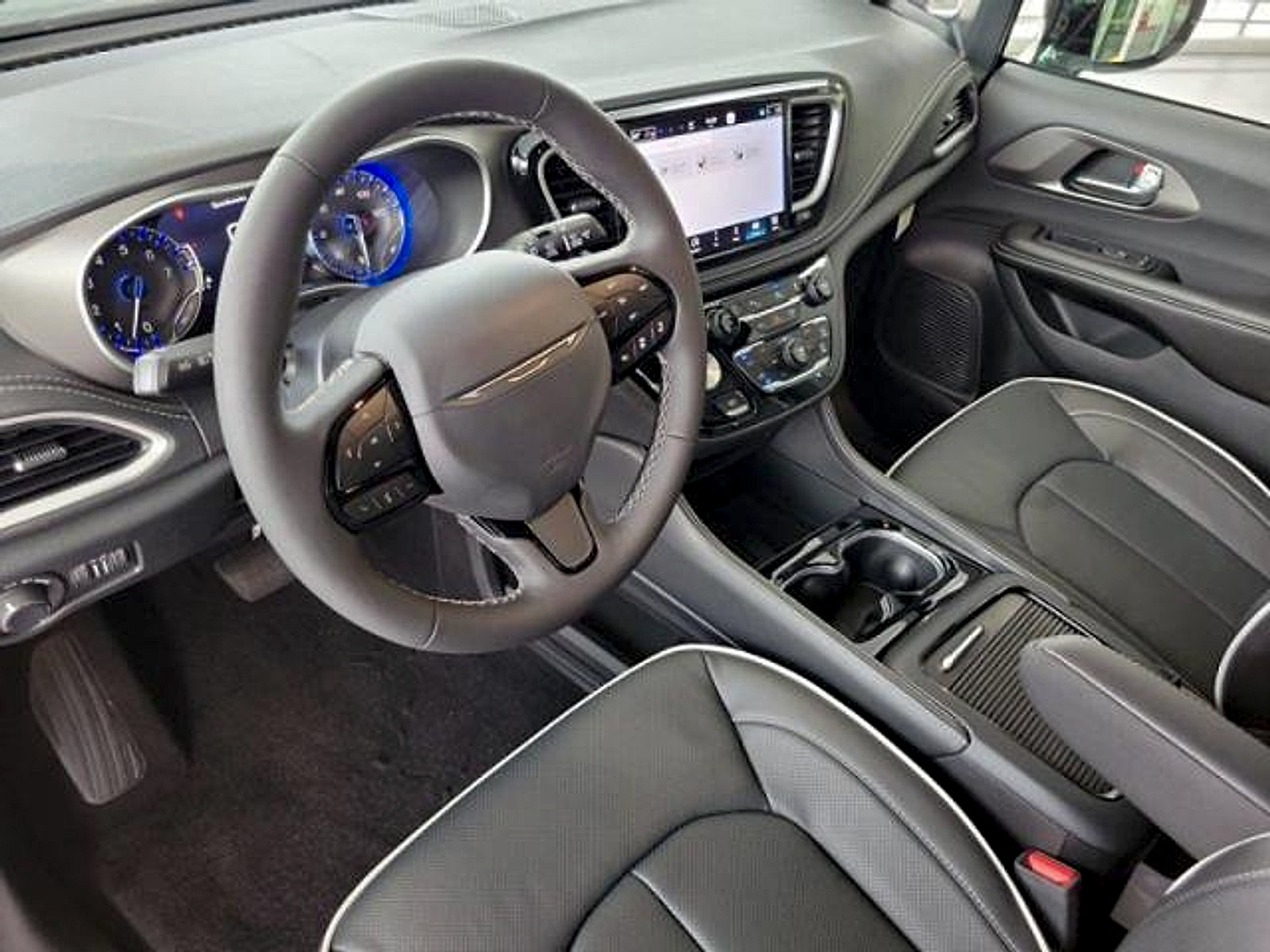 New 2027 Chrysler Pacifica Limited FWD image 6