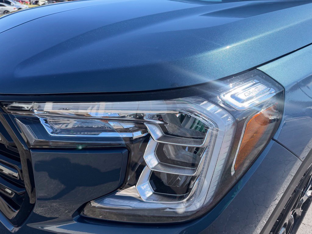 Used 2024 GMC Terrain SLE w/ Driver Convenience Package FWD image 11