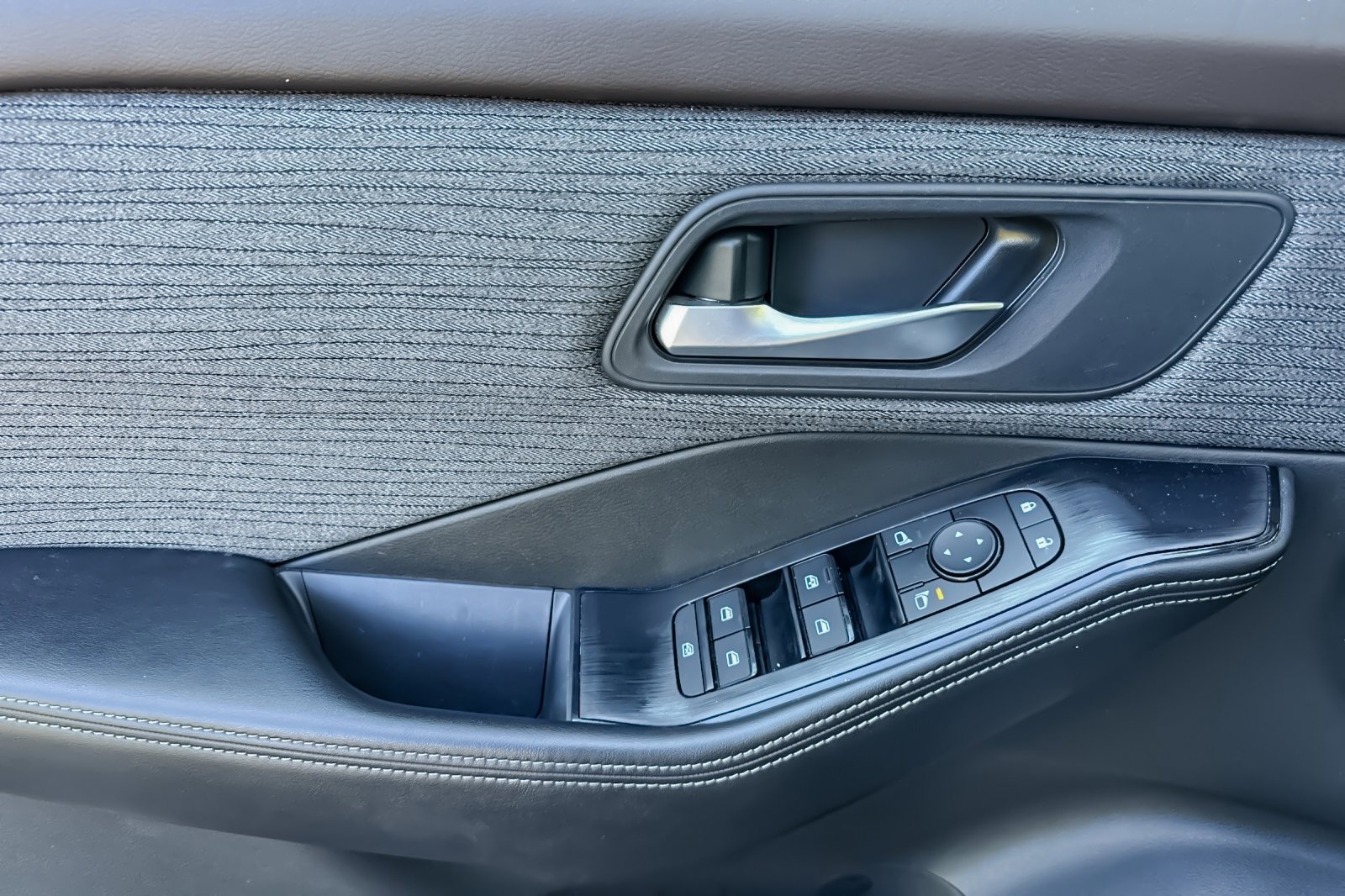 Used 2023 Nissan Rogue SV image 42