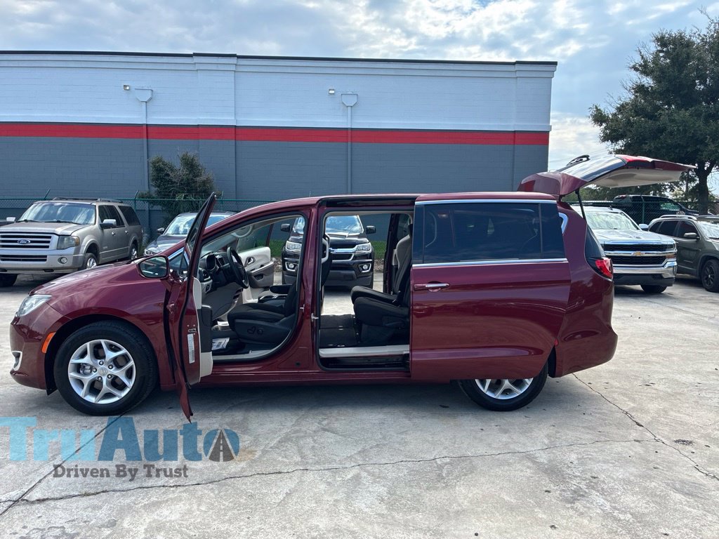 Used 2020 Chrysler Pacifica Touring w/ Tire & Wheel Group FWD image 14