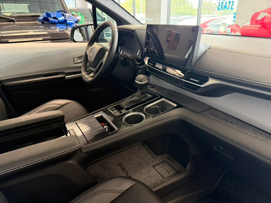 Used 2025 Toyota Sienna XSE FWD image 52