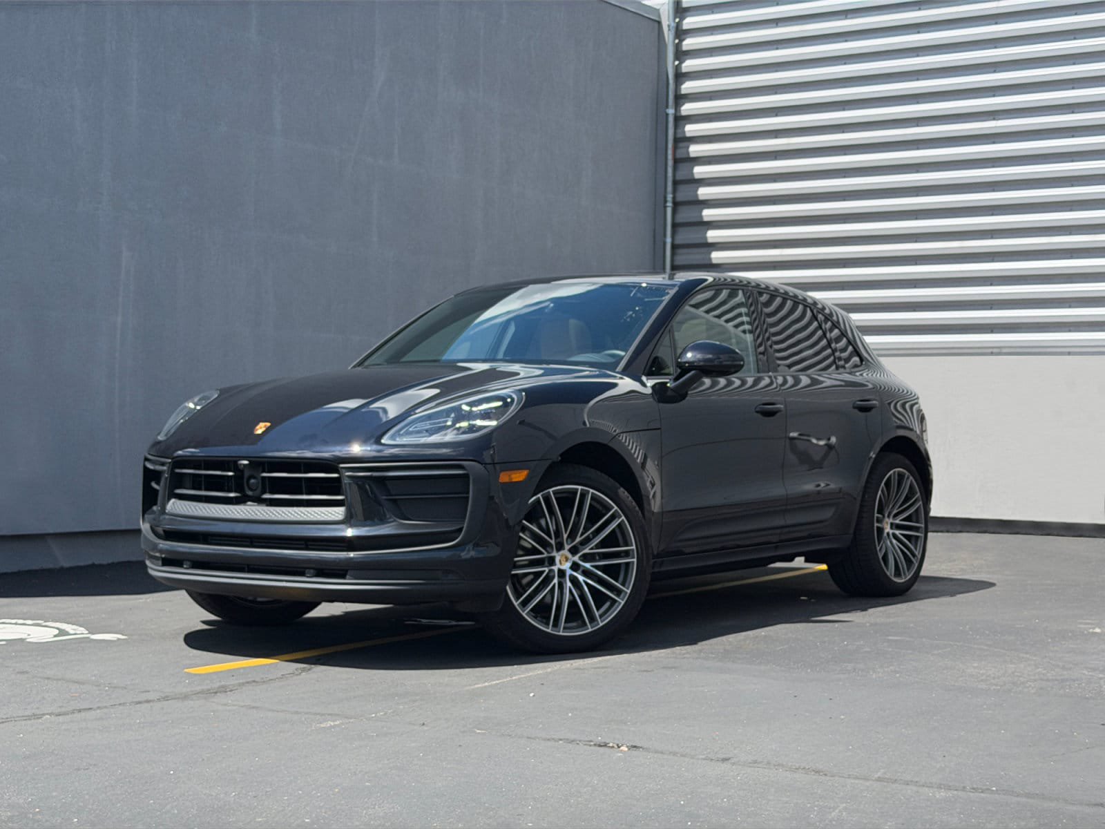 Used 2025 Porsche Macan AWD/4WD image 1