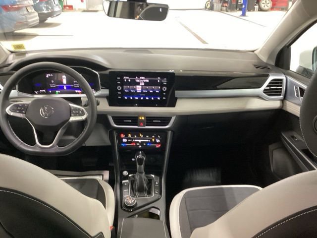 Certified 2025 Volkswagen Taos SE image 6