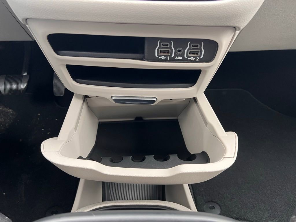 Used 2024 Chrysler Pacifica Touring-L image 30