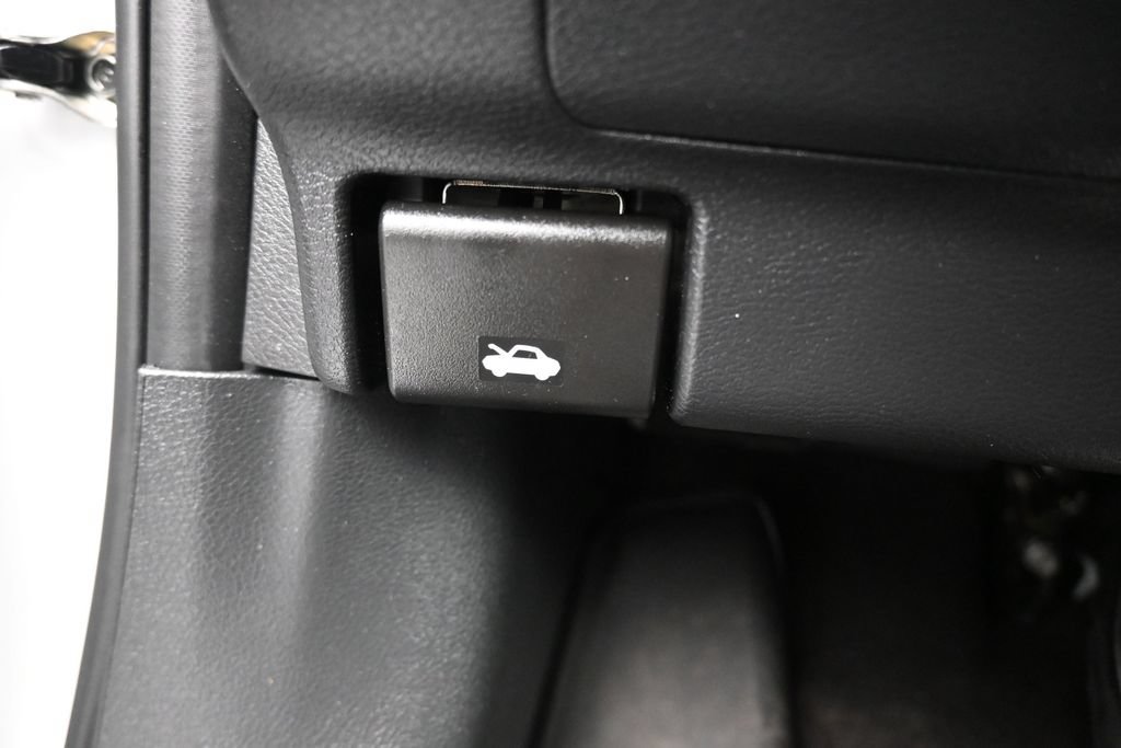 Used 2025 Nissan Kicks SR FWD image 26