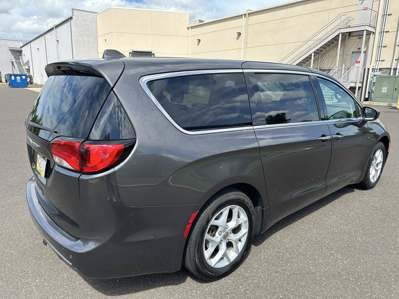 Used 2018 Chrysler Pacifica Touring Plus w/ Tire & Wheel Group FWD image 5