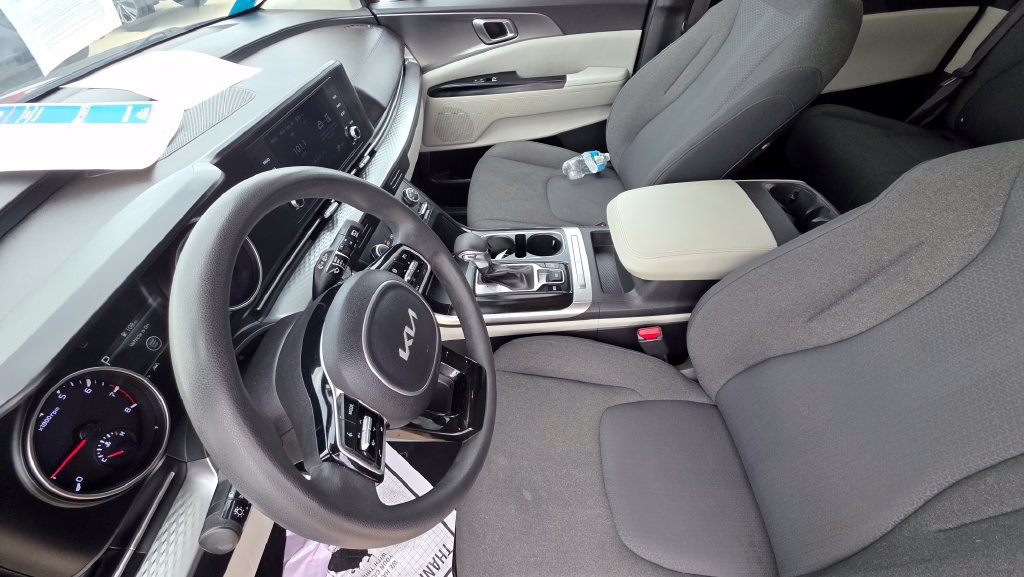 Used 2022 Kia Carnival LX FWD image 12